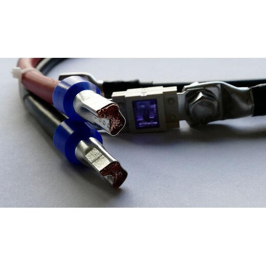 Batterie-Wechselrichter Verbindungskabel H07V-K 50mm² rot-schwarz mit Öse, Aderendhülse und Sicherung